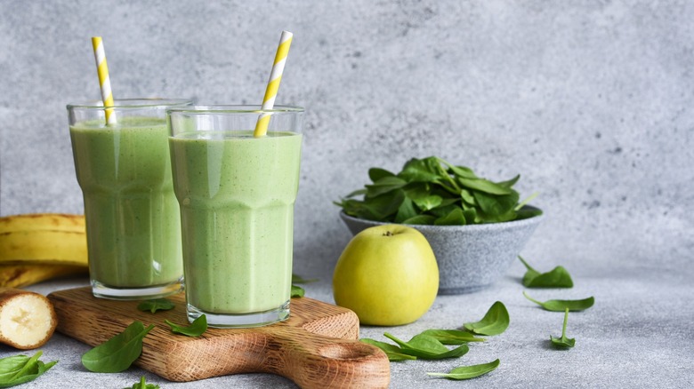 Avocado smoothies with apples and spinach