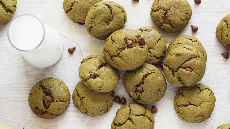 Green chocolate chip cookies