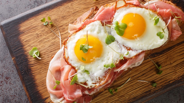 Prosciutto and eggs on toast