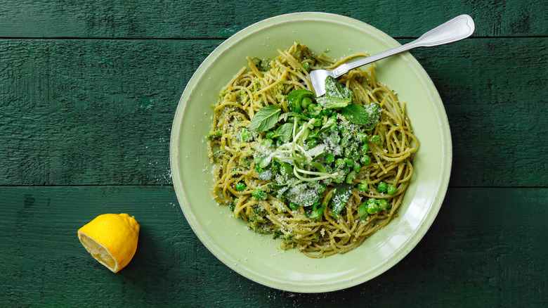 A pasta with broccoli, peas and mint