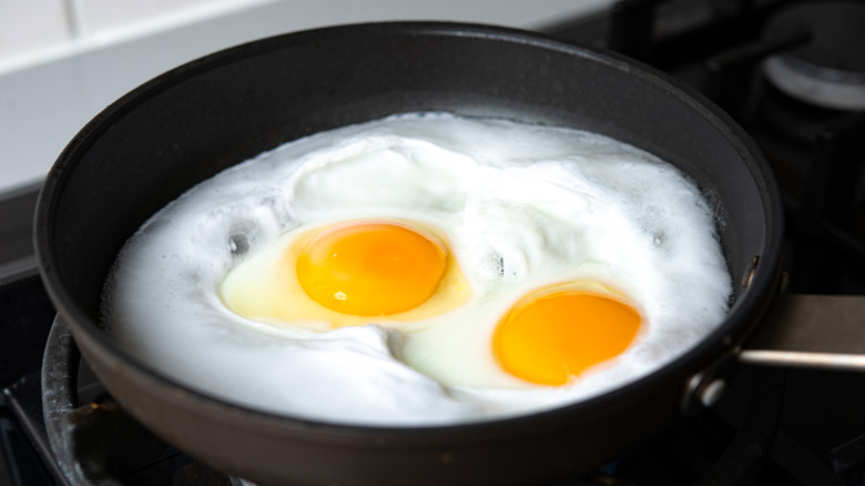 cooking eggs in water in frying pan