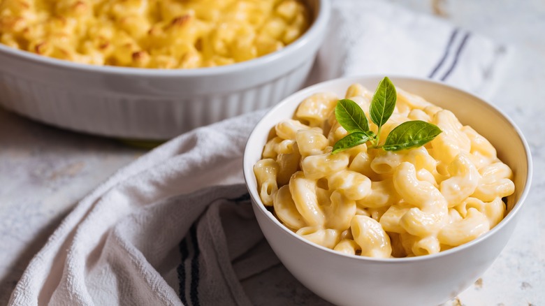 macaroni with cheese and basil