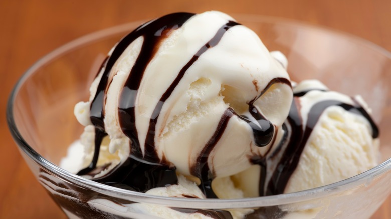 Vanilla ice cream with chocolate sauce