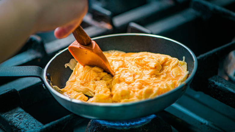 Cooking scrambled eggs in pan