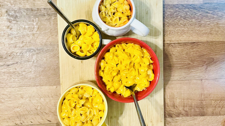 Mugs of macaroni and cheese