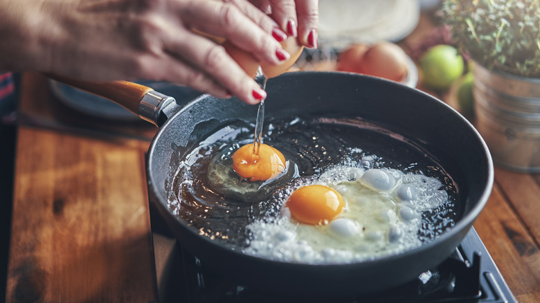 Frying eggs until crisp in hot skillet