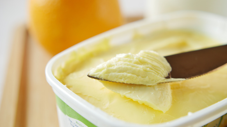 Margarine spread in a tub