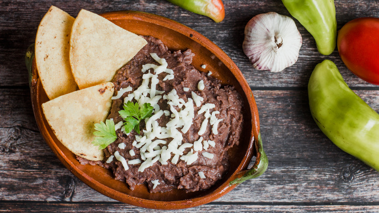 Refried beans with chips