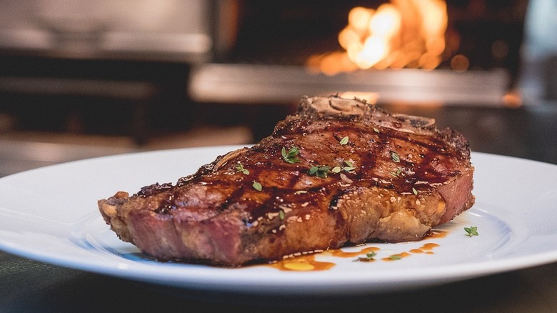 Steak plated by a fire