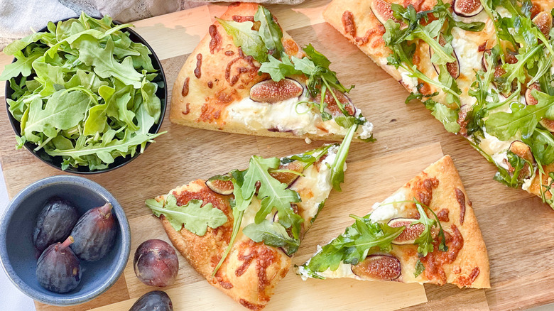 cheesy fig arugula pizza slices