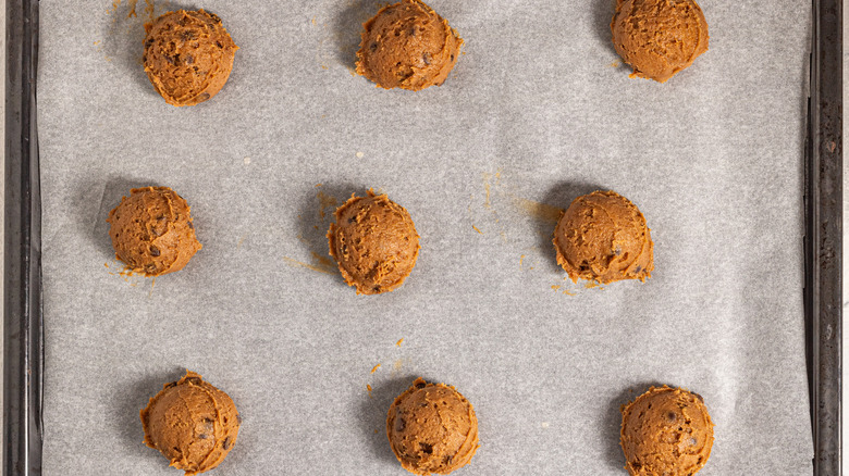 Cookie dough balls on a baking tray