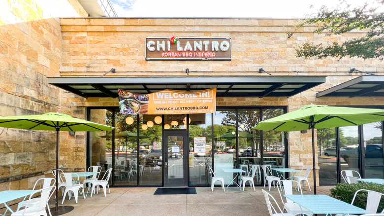 Chi'lantro restaurant patio tables