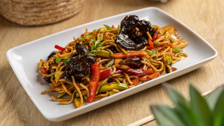 Chinese chow mein with vegetables