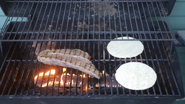 Beef grilling with tortillas