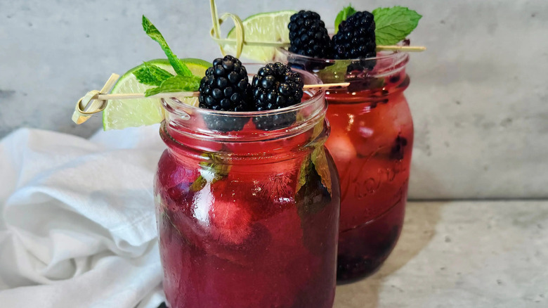 2 blackberry mojitos in jars