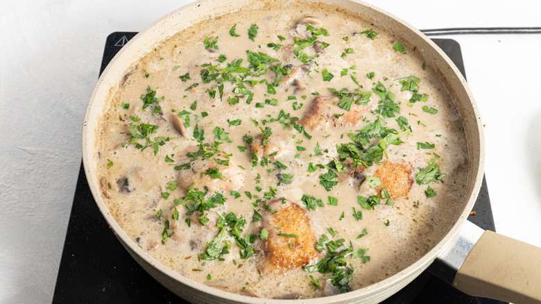 chicken and mushrooms in cream sauce