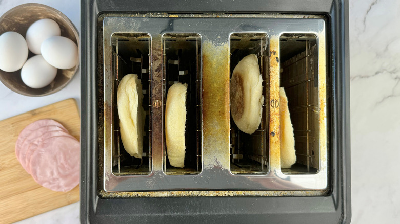 english muffins in toaster