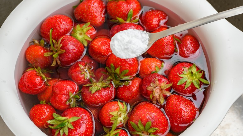 strawberries in water with baking powder
