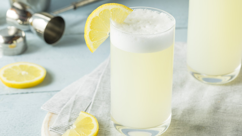 Frothy Ramos Gin Fizz cocktails with lemon slices