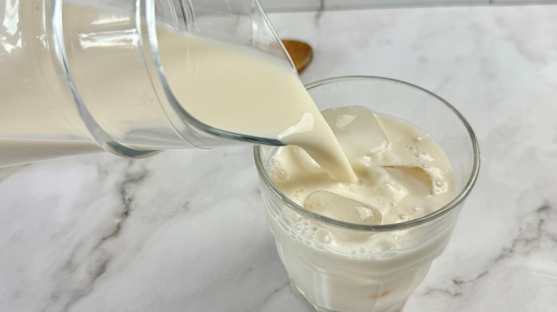 pouring horchata into glass