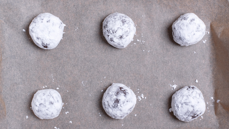 Powdered crinkle cookie dough