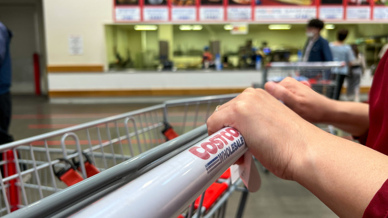 Hands on the bar of a cOS