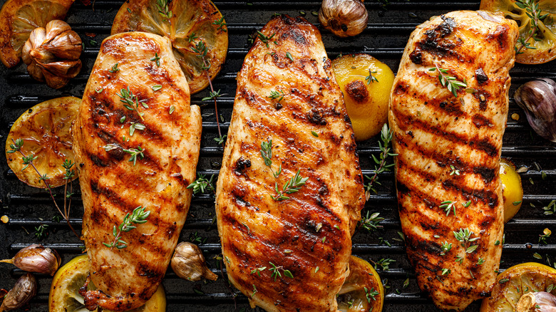 Grilled chicken breast with lemon