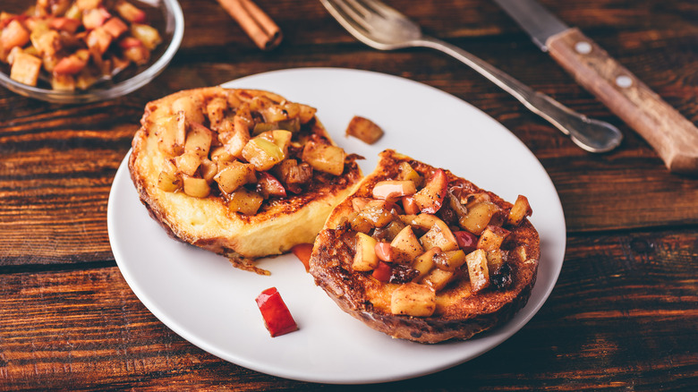 cinnamon roll French toast with apples