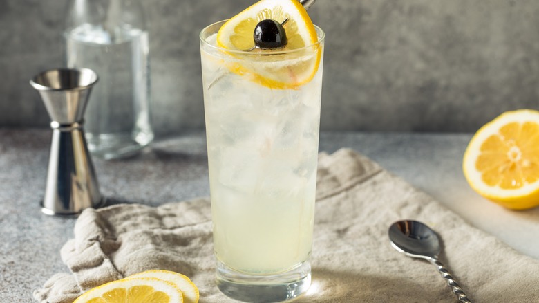 Tom Collins cocktail in glass