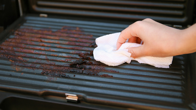 Cleaning outdoor grill 