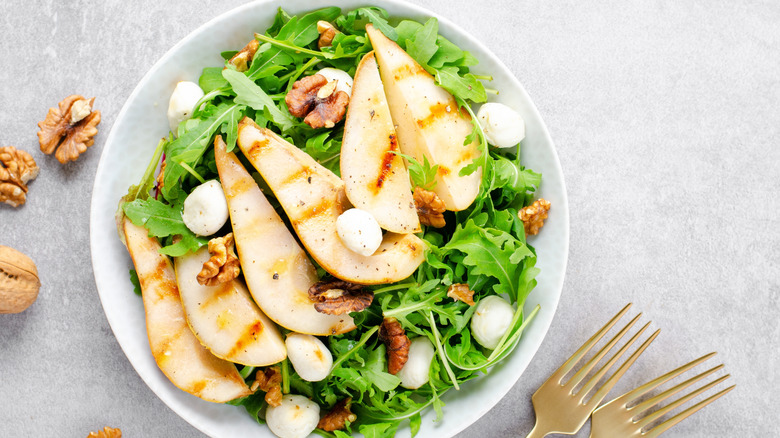 Grilled pear salad