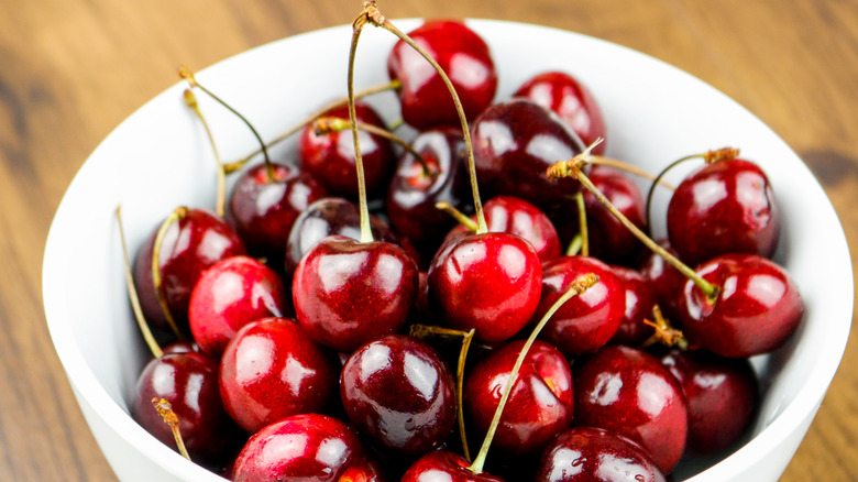 A close-up of a bowl of sweet cherries.