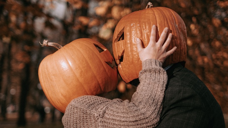 kissing pumpkin heads