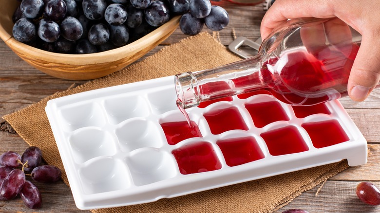 Juice filling ice cube tray