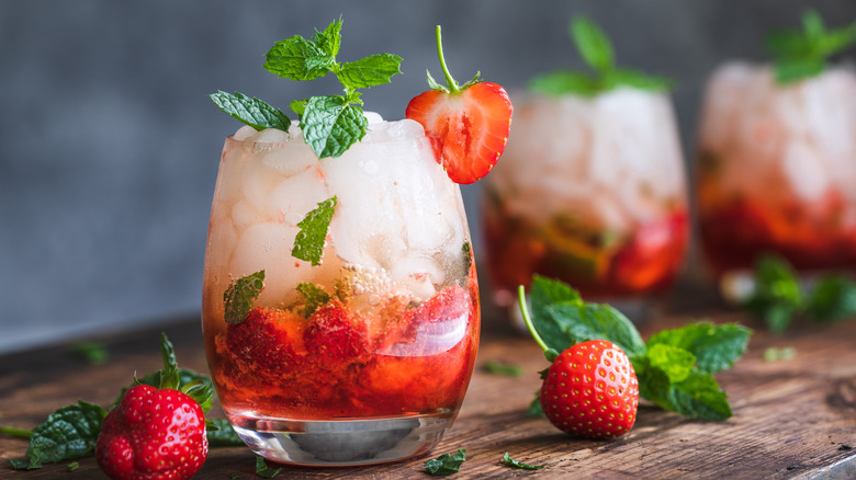 lemonade ice cubes in strawberry mojito