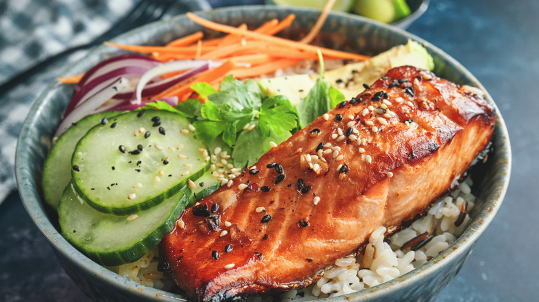 Salmon over rice with raw vegetables