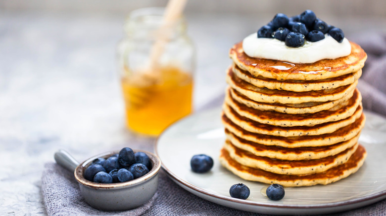 pancakes with blueberries