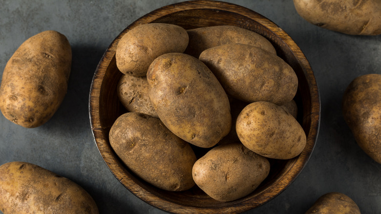 a bowl of russet potatoes