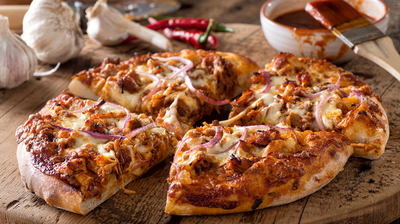 Barbecue pulled pork pizza