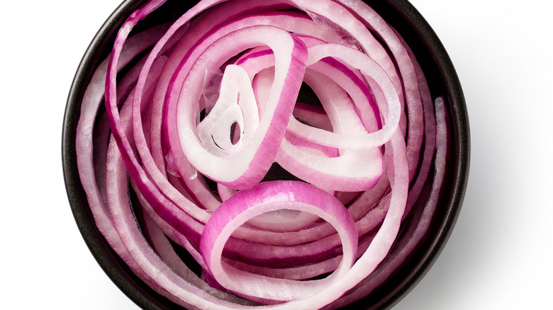 bowl of sliced onion rounds