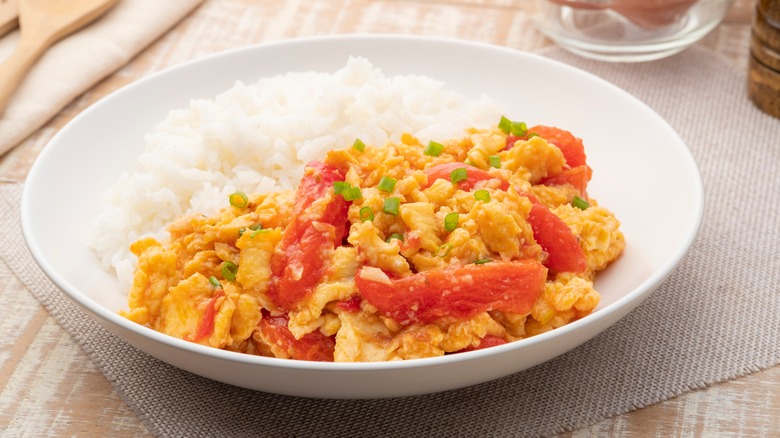 Stir-fried eggs and tomatoes with rice