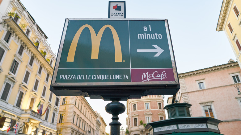 Sign for Mcdonalds in Italy