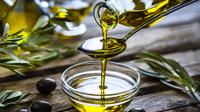 measuring olive oil