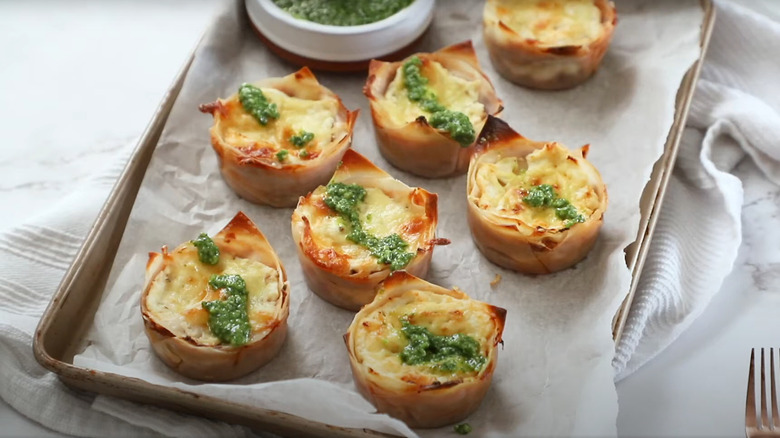 Lasagna muffins with pesto sauce