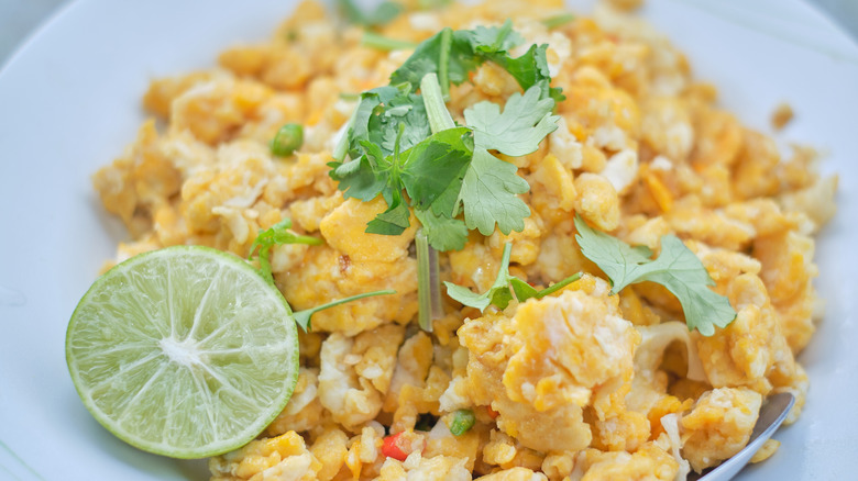 Scrambled eggs with cilantro and lime as a garnish