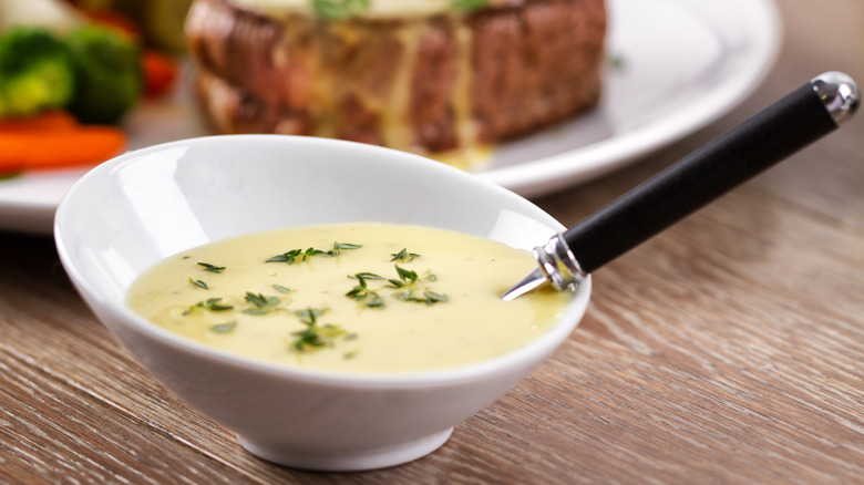 Béarnaise sauce with herbs