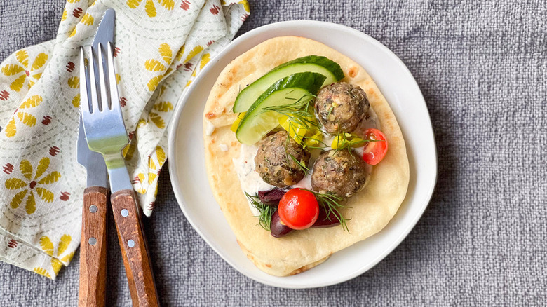 pita with meatballs and vegetables