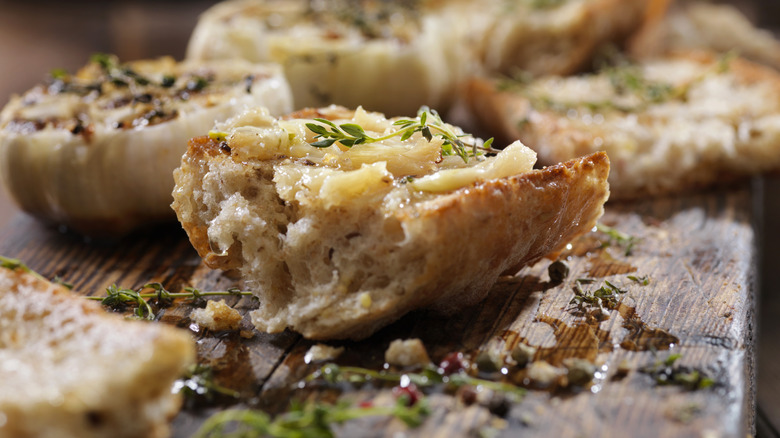 garlic bread slices