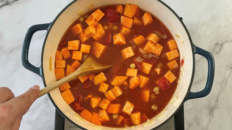 sboiling stew in pot