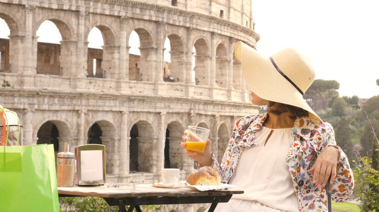 Person having breakfast in front of Colosseum